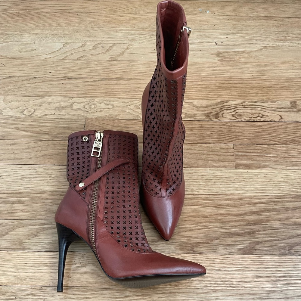 NWOT Donald J Pliner leather booties size 8